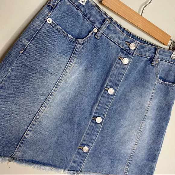 Gianni Bini Medium Wash Button Front Fringe Hem Mini Jean Skirt Size Medium - Picture 2 of 6
